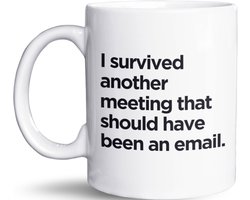 NietMokken.nl - Grappige Mok met Tekst - 'I Survived Another Meeting That Should Have Been an Email' - Kantoorhumor Cadeau - Leuke Mok voor Collega's - Origineel Cadeau voor Koffieliefhebbers - 325 ml Keramische Mok