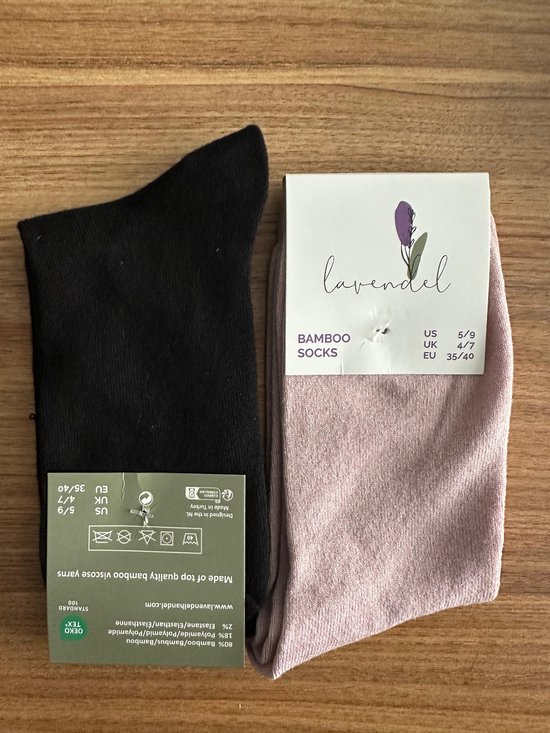 Twee paar dames sokken, één zwart en één lichtroze, met verpakking met tekst 'lavendel bamboo socks'.