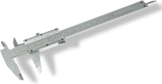 Metalen schuifmaat met een schaalverdeling in millimeters en inches, liggend met schaduw.