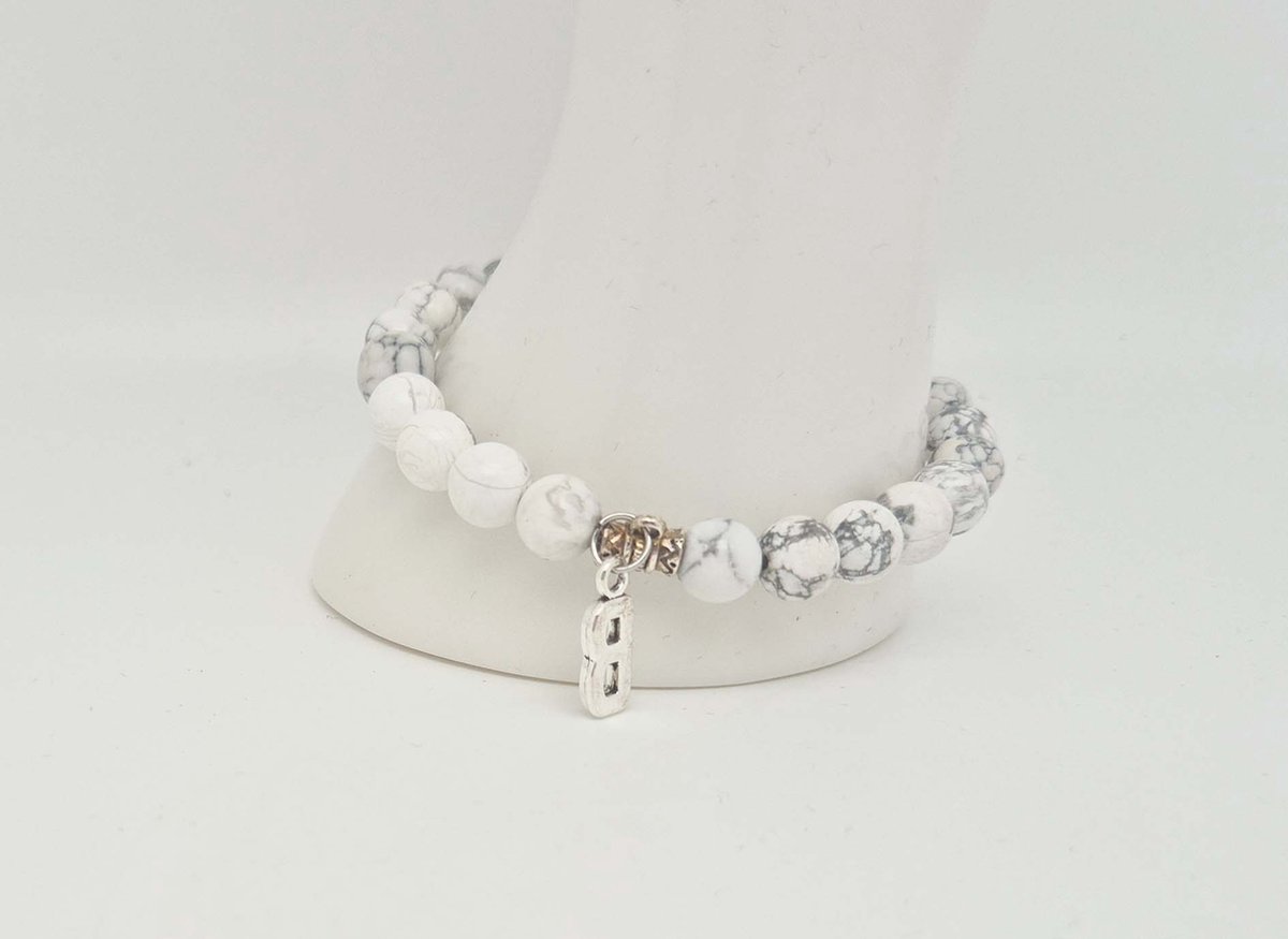 Handgemaakte "Letters" natuursteen armband met natuursteen "Letters" " Howlite Wit" -8 mm diameter van de korrel- Diameter armband 20 cm - Kies je favoriete letters- Een mooi cadeau voor familie en vrienden
