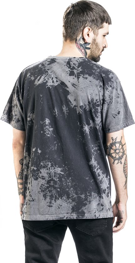 Model draagt de achterkant van een grijs en zwart tie-dye T-shirt met verweerde patronen.