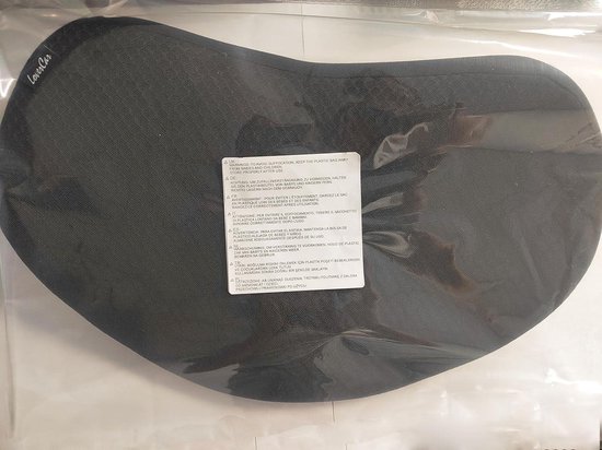Zwart, hartvormig lendensteunkussen in plastic verpakking. Zichtbaar is het 'LoverCar' logo.