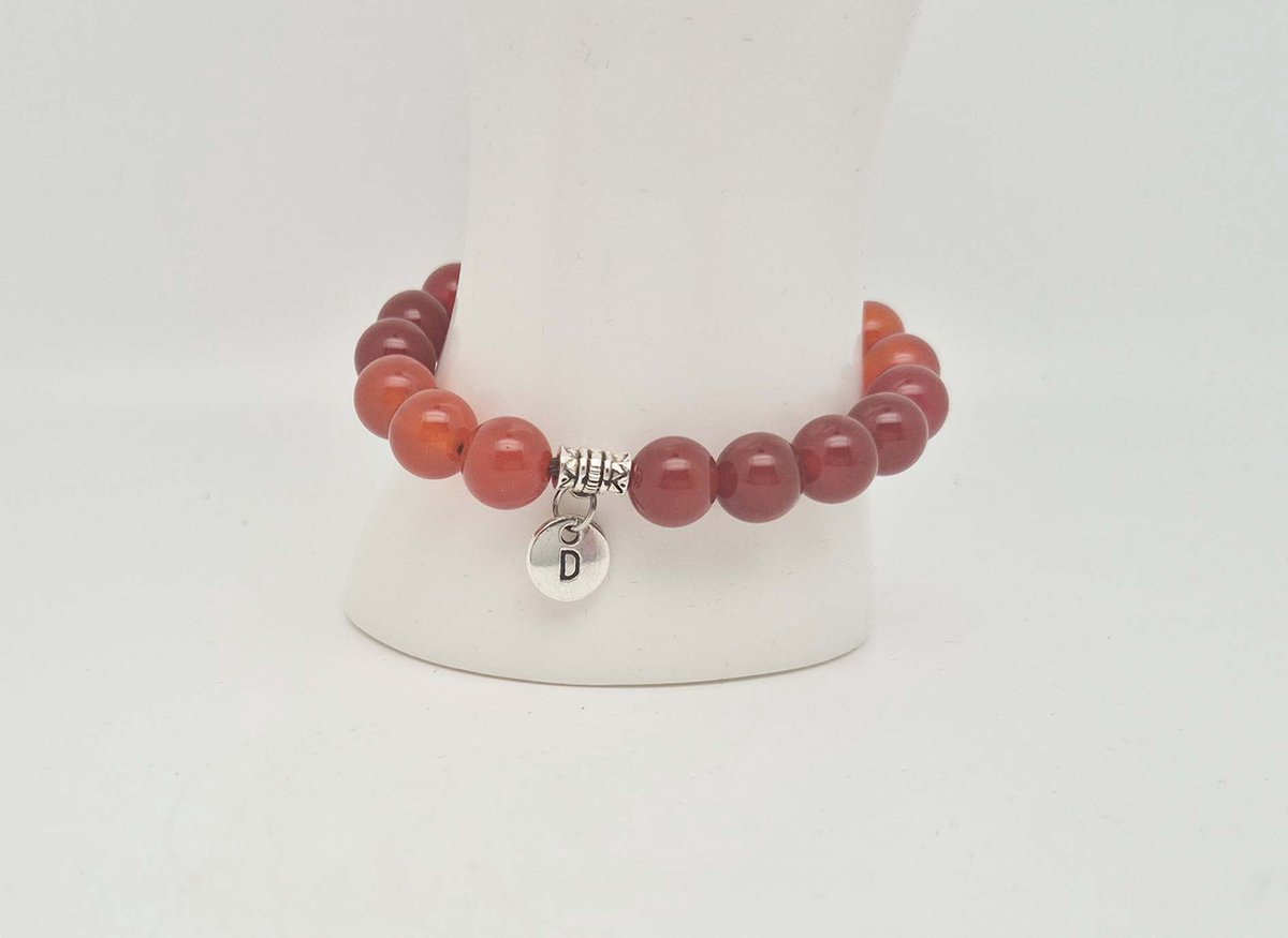 Handgemaakte natuursteen armband met hanger "Letters in cirkel" " Rood Agaat" -8 mm diameter van de korrel- Diameter armband 20 cm - Kies je favoriete letters- Een mooi cadeau voor familie en vrienden