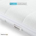 Close-up van de naad en ritssluiting van een wit 'Premium Hotelkwaliteit' topmatras, met Easy Bedden logo.