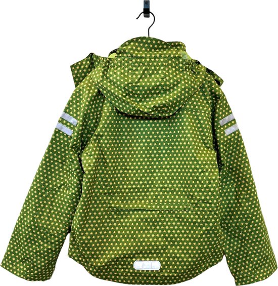 Groene jas met een print van beige sterren, capuchon en reflecterende strepen op de mouwen.