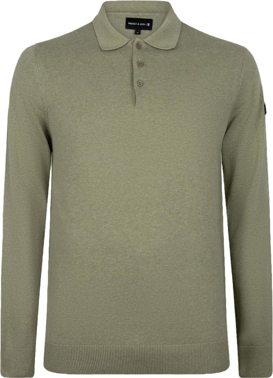 Olijfgroene gebreide polo met lange mouwen, knoopjes en een label op de mouw.