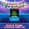 Een Bitzee doosje met een groen pixel-diertje erin. Boven het doosje zweven vele Bitzee karakters.