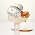 Pot 'Ground Rice and Honey Glow Mask' van Beauty of Joseon, in een dessertglas met druipende honing.