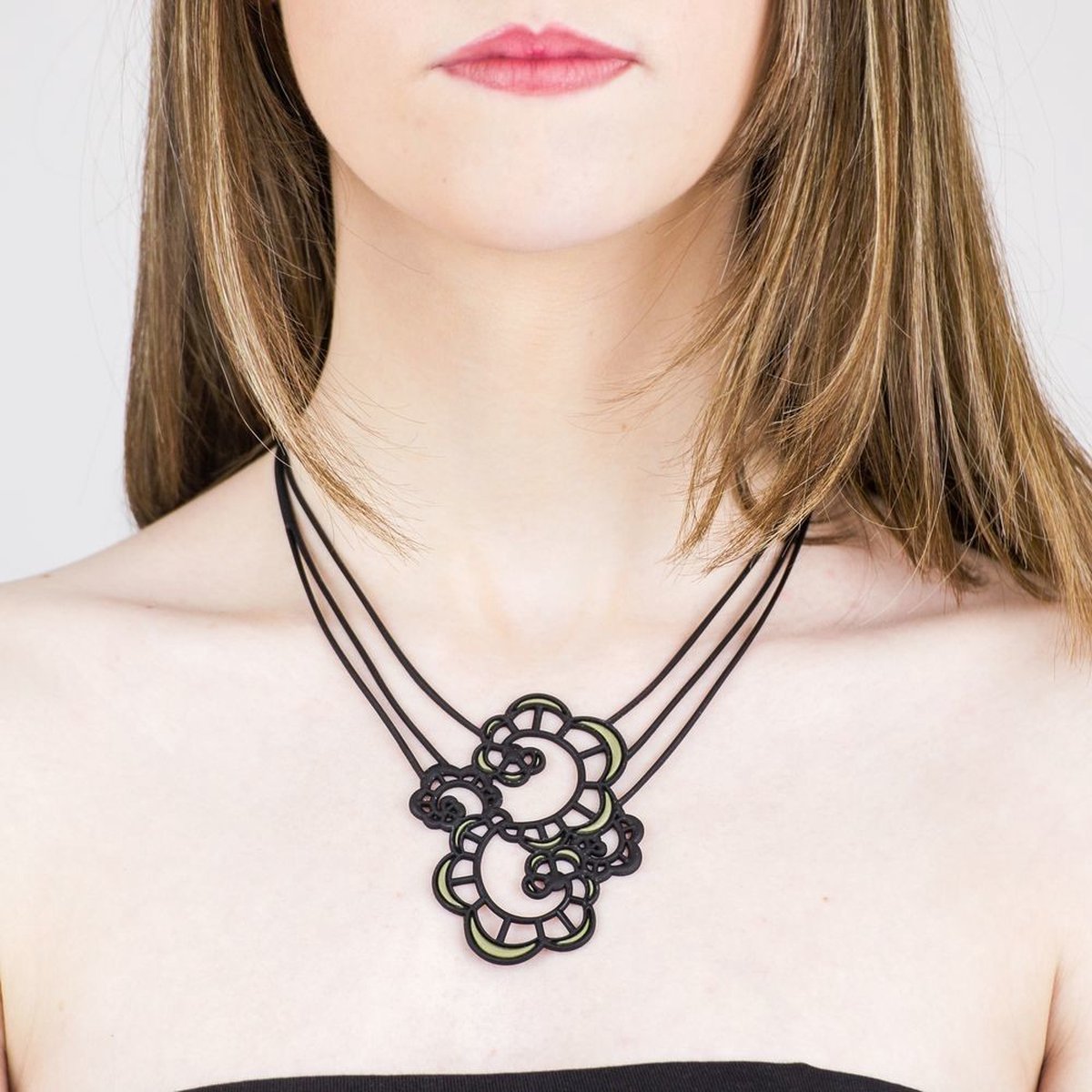 Batucada – Japanese flower - Collier van Plantaardige Oorsprong en Hypoallergeen - Zwart – Goud - Vrouwen Ketting met Japanse bloem – Antiallergisch halsketting –- lengte 40/47 cm – effect Tattoo - ziet er uit als Rubber