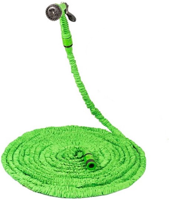 Groene flexibele tuinslang, opgerold in een cirkel, met sproeikop.