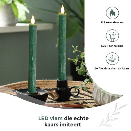 Twee mosgroene, geribbelde LED-kaarsen in zwarte kandelaars met flikkerende vlam, naast tekst over LED-vlam.