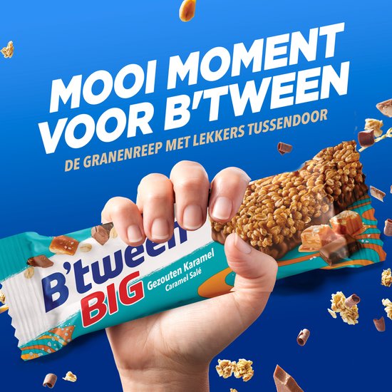Hand die een B'tween BIG Gezouten Karamel reep vasthoudt. De reep bevat granen, karamel en chocolade.
