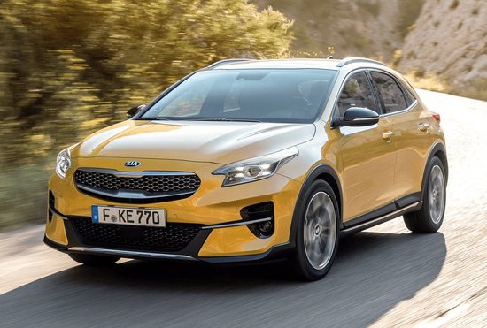 Gele Kia XCeed 2019-heden, rijdend over een weg