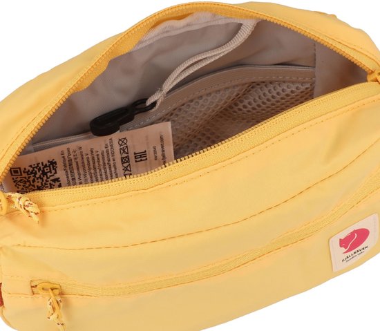 Gele heuptas met een ritssluiting en een gaasvak aan de binnenkant, met een Fjällräven logo.
