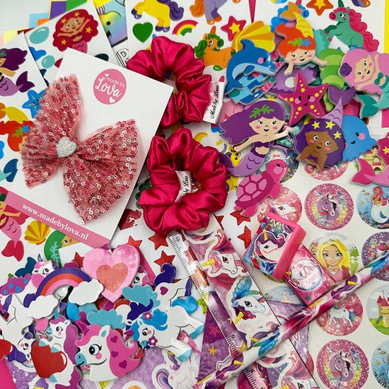 Roze glitter strik en fuchsia scrunchies tussen eenhoorn en zeemeermin stickers, potlood en gum.