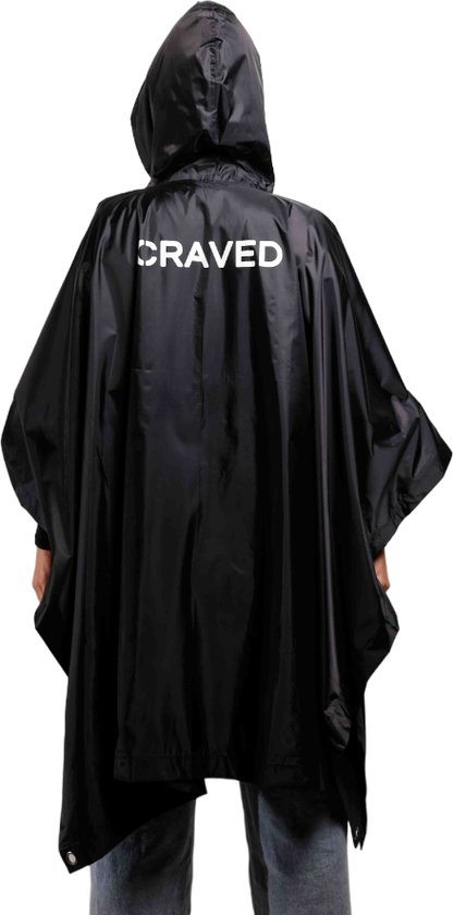 Zwarte regenponcho met capuchon en het woord "CRAVED" op de rug. Model draagt een spijkerbroek.