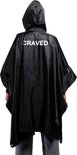 Zwarte regenponcho met capuchon en het woord "CRAVED" op de rug. Model draagt een spijkerbroek.