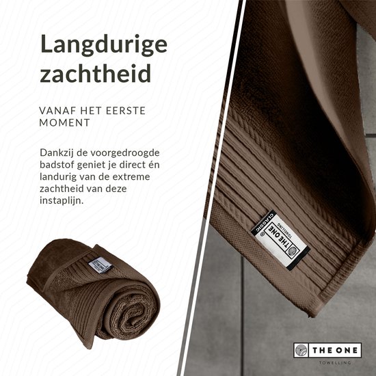 Bruine handdoek, opgerold. Het "THE ONE" logo is zichtbaar.
