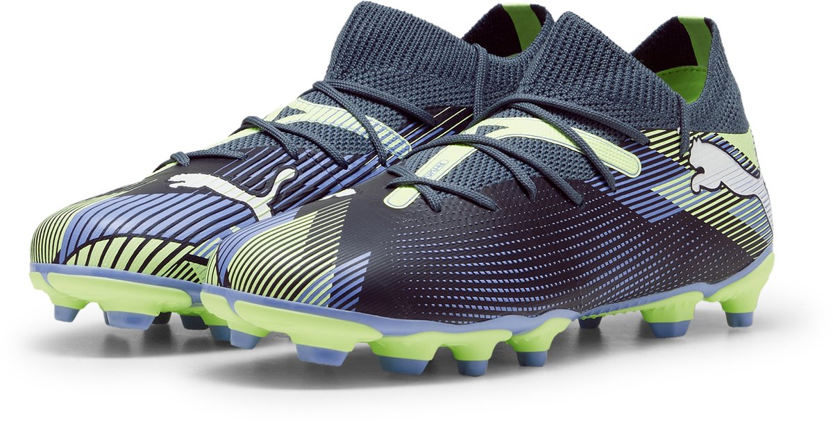 Grijze PUMA FUTURE 7 MATCH FG/AG Jr voetbalschoenen met elastische kraag en opvallende groene details, maat 31.