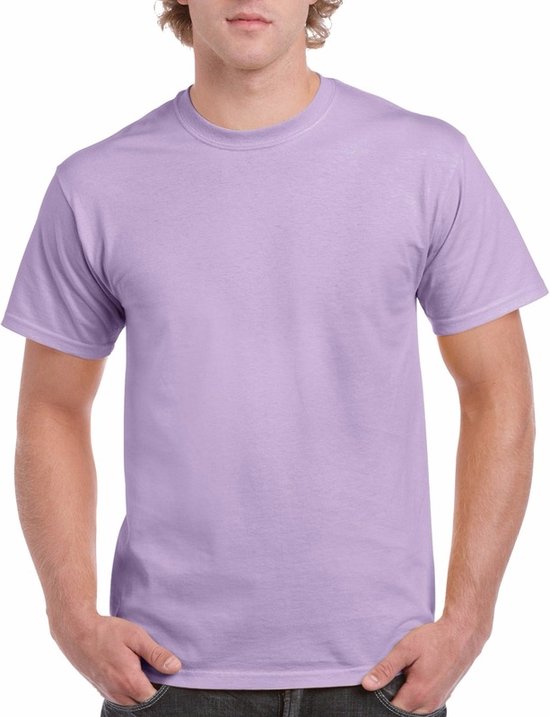 Homme portant un t-shirt Gildan lilas à manches courtes et col rond.