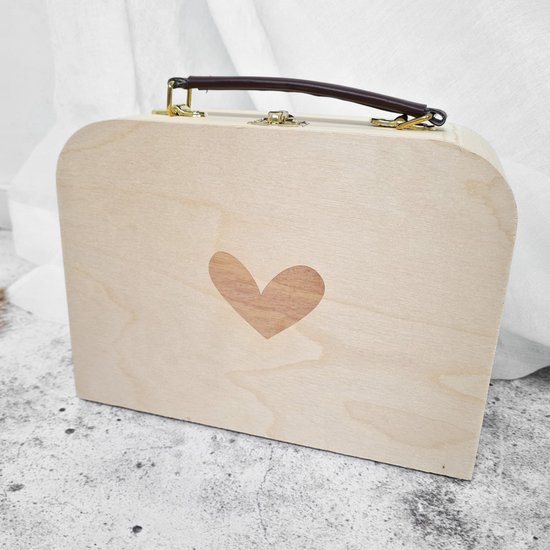 Een gesloten houten kistje met bruin handvat, gouden sluiting en gegraveerd hartje.
