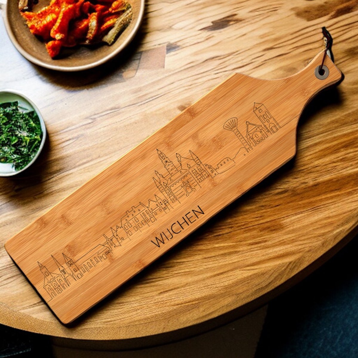 Out-Lines - Serveerplank met skyline van Wijchen - Bamboe - 60x16cm - Borrelplank Gravering