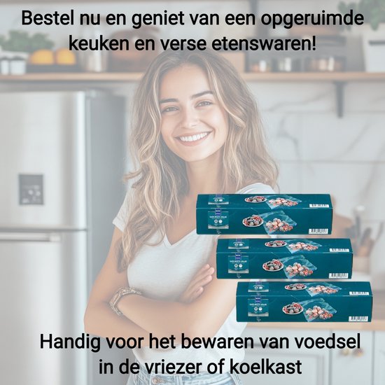 Vrolijke vrouw in een keuken met drie verpakkingen van 5 liter diepvrieszakjes.
