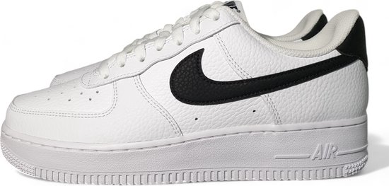 Witte sneaker van generfd leer met zwart Swoosh logo en zwarte hiel. 'AIR' op de zool.