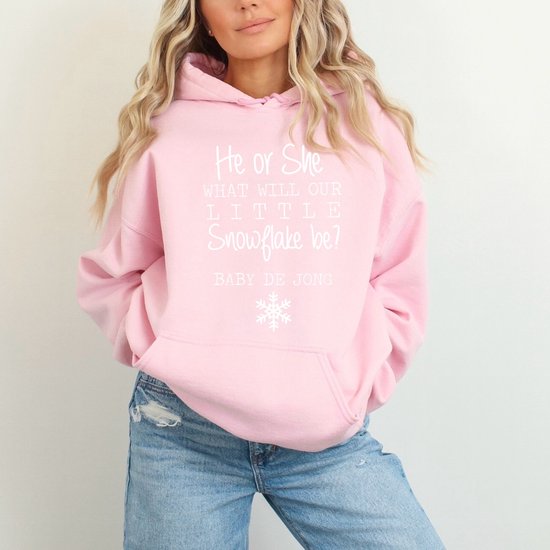 Foto: Gender reveal hoodie voor heren of dames he or she what will our little snowflake be met achternaam roze maat s