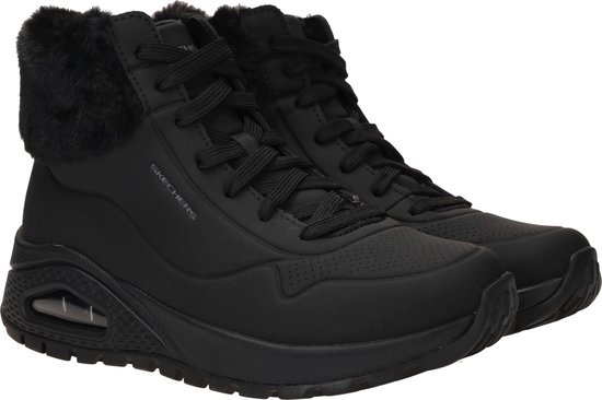 Zwarte Skechers laarzen met veters en bontkraag, zijkant zichtbaar.