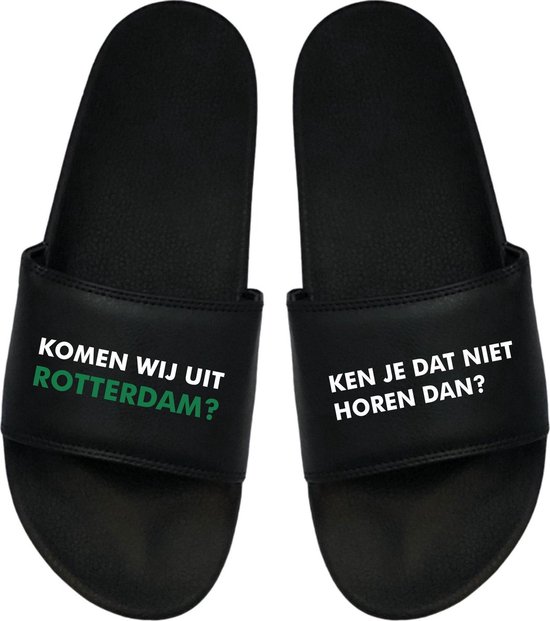 Zwarte badslippers met de tekst 'Komen wij uit Rotterdam?' en 'Ken je dat niet horen dan?'.