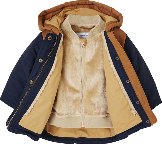 Omkeerbare parka voor jongensbaby, met bruine en marineblauwe vlakken. De binnenkant toont een bruin teddyvest met rits.