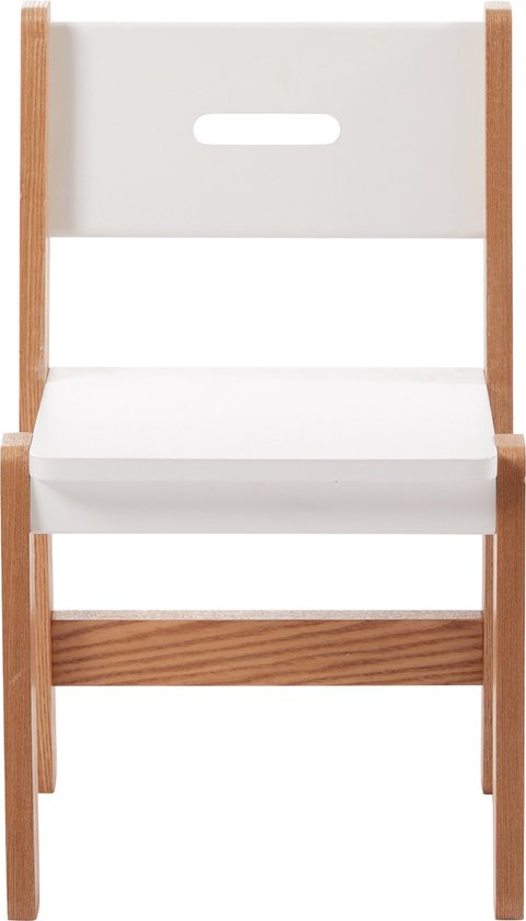 Wit kinderstoeltje met houten frame, vooraanzicht.