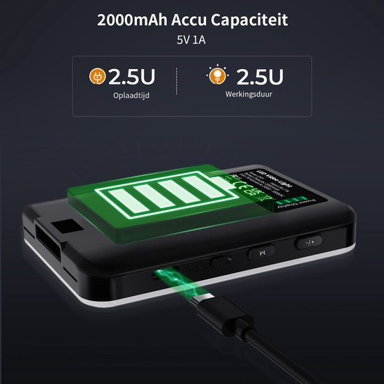 Zwarte LED-videolamp met USB-C oplaadkabel en batterij-indicator.