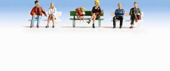 Zes poppetjes zittend op drie bankjes, tegen een blauwe lucht. Rechts een man in pak en een man in blauw jack. Midden een vrouw met blonde staartjes en een meisje met teddybeer. Links een man in rood jack en een meisje.