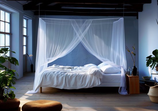 Wit klamboe met dubbele opening boven een bed met wit beddengoed, in een lichte kamer met planten.