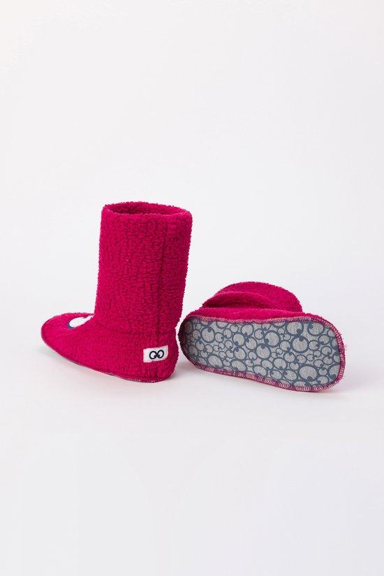 Framboosrode pantoffels met een pluizige textuur en een detail op de zool met het Woody-logo.