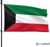Koeweitse vlag in de wind aan een vlaggenmast. Horizontale banen groen, wit, rood, met zwarte driehoek aan hijszijde.