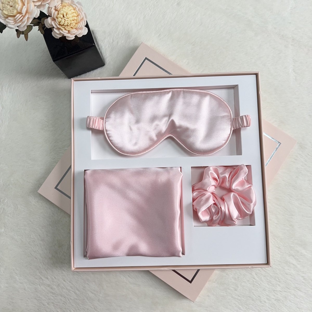 Maxium - Satijnen slaapmasker - Satijnen slaapkussen - Satijnen scrunchie - Roze - Inclusief box - Kussenhoes - Oogmasker - Satin Mask - Anti Rimpel - Anti Pluis - Kussensloop