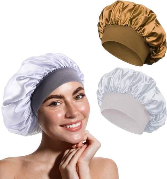 Model met een witte/grijze satijnen slaapmuts, naast twee andere slaapmutsen, goudkleurig en wit/zilver.