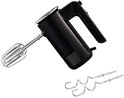 Zwarte handmixer met één garde gemonteerd en deegkneder-accessoires ernaast.