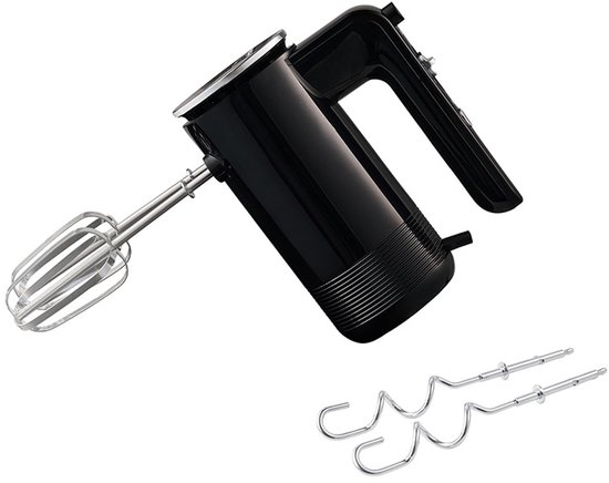 Zwarte handmixer met één garde gemonteerd en deegkneder-accessoires ernaast.