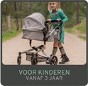 Meisje duwt een grijze poppenwagen met kap op een zandpad. Tekst: voor kinderen vanaf 3 jaar.