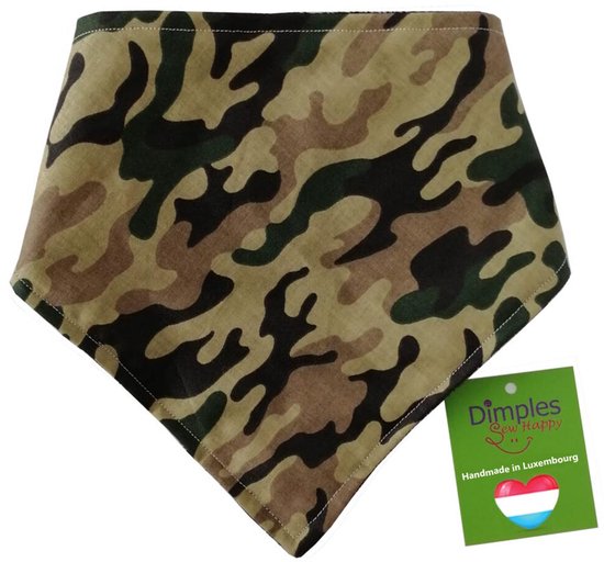 Bandana noir avec imprimé camouflage. Étiquette 'Dimples Sew Happy' et 'Handmade in Luxembourg'.