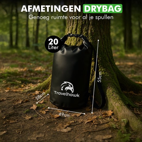 Zwarte Travelhawk 20 liter drybag staand bij een boom in het bos. Afmetingen 58x49x55cm.