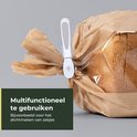 Een grijswitte wasknijper sluit een bruine papieren broodzak.