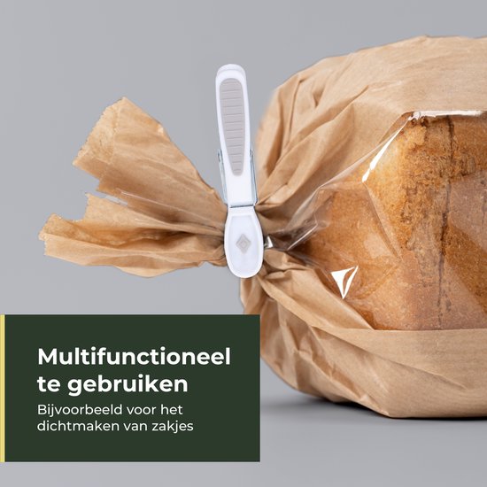 Een grijswitte wasknijper sluit een bruine papieren broodzak.