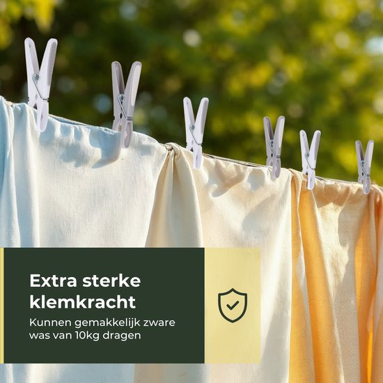 Verschillende witgrijze wasknijpers houden wit en lichtblauwe kleding vast aan een drooglijn, met bomen op de achtergrond.