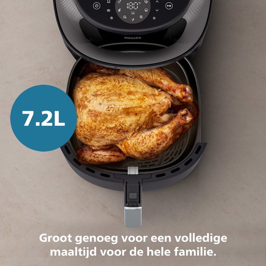 Zwarte Philips Airfryer met een grote goudbruine kip erin. Een blauwe cirkel met '7.2L' staat links.