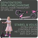 Zwarte step met roze accenten, opklapmechanisme voor transport en opslag.